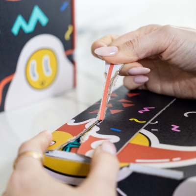 Klappkarton mit Aufrei&szlig;faden