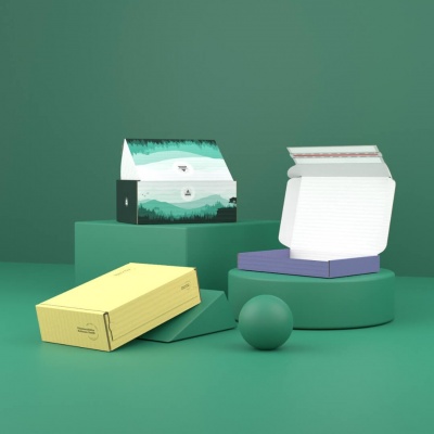 Verschiedene Klappkartons mit Klebestreifen