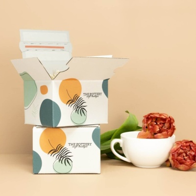 Faltkarton mit Klebestreifen