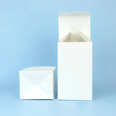 unbedruckte Faltschachtel mit Automatikboden