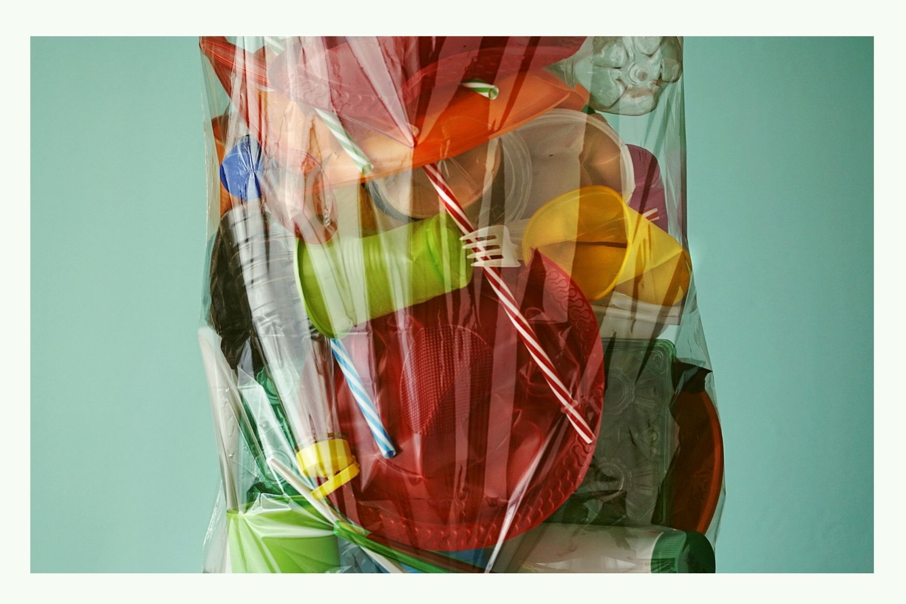 Bunte Kunststoffabfälle in einer durchsichtigen Plastiktüte