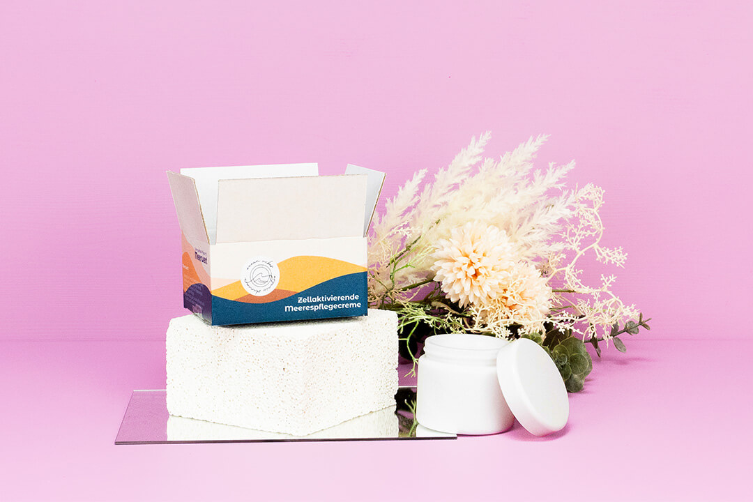 Versandkarton mit Klebestreifen Versandkarton mit Klebestreifen