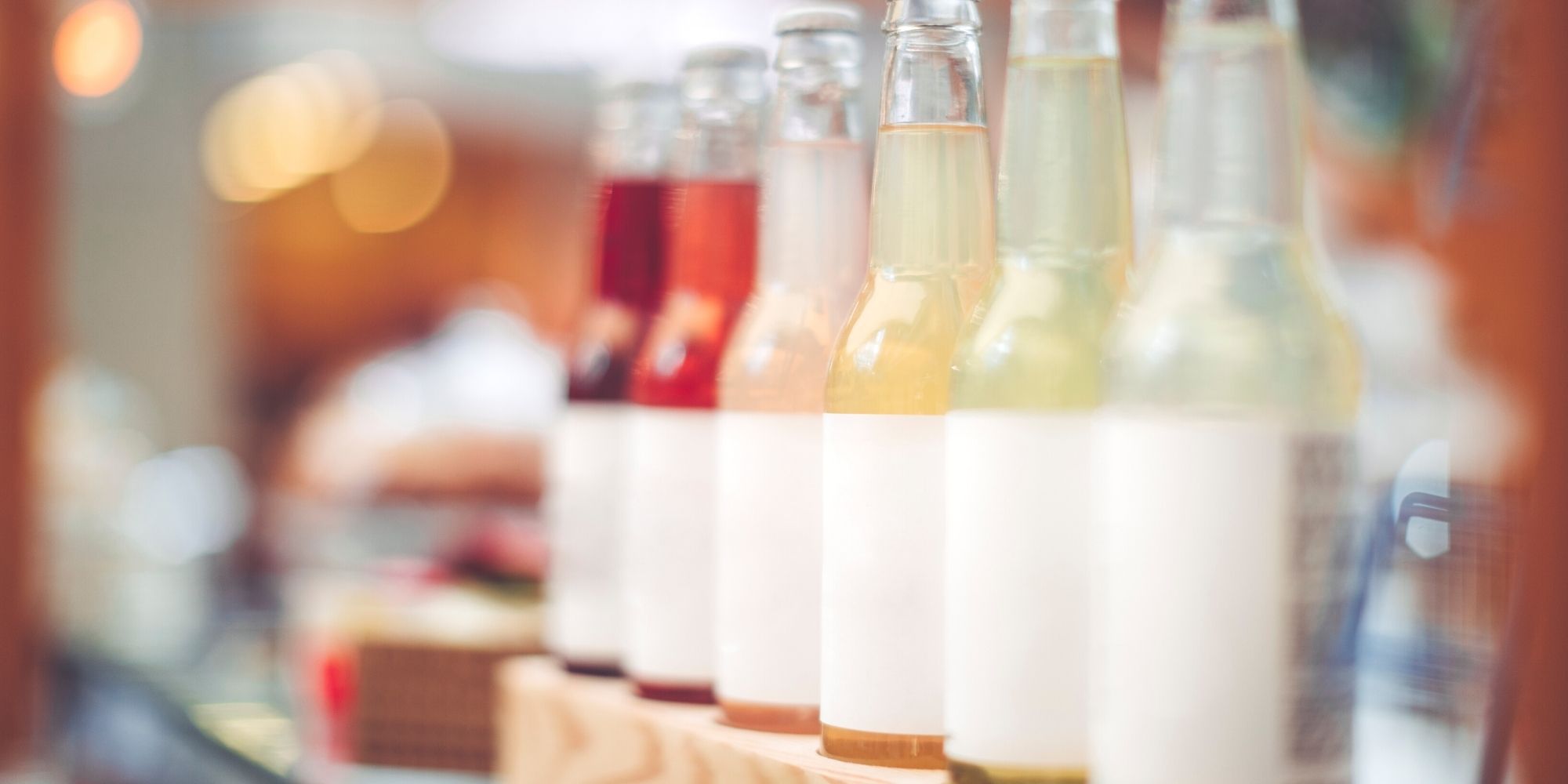 Getränkeflaschen aus Glas mit unbedruckten Etiketten Getränkeflaschen aus Glas mit unbedruckten Etiketten