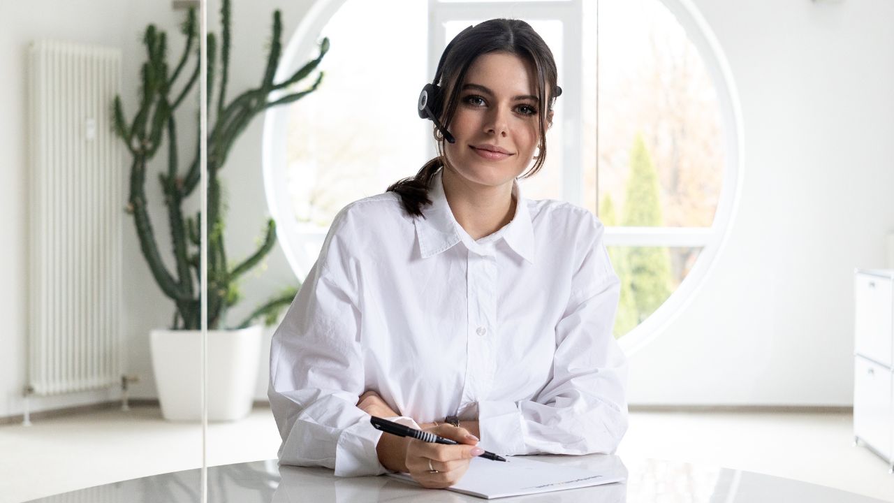 Mitarbeiterin packaging warehouse Mitarbeiterin packaging warehouse