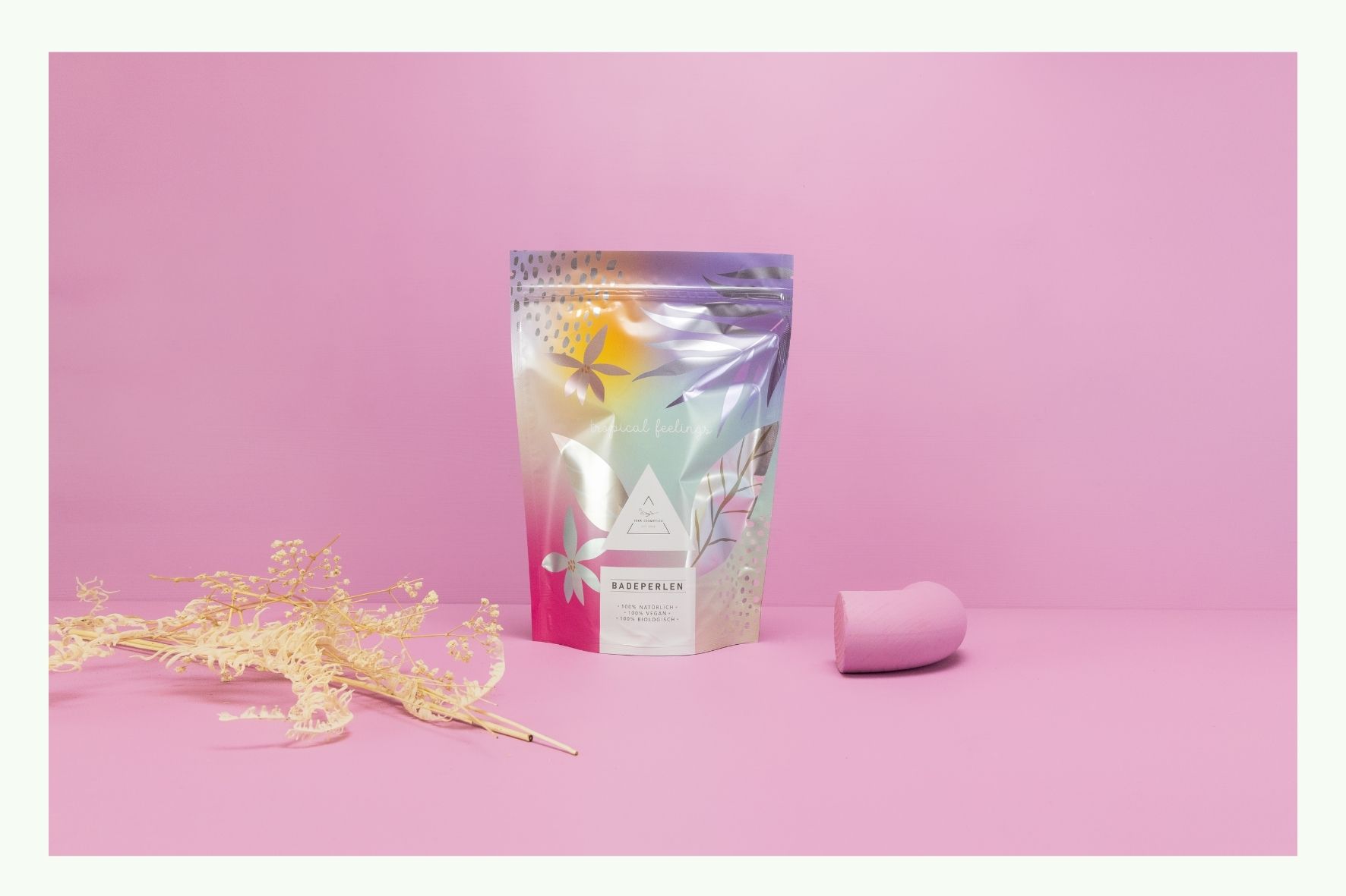 Una busta stand-up stampata con design giallo su sfondo rosa Una busta stand-up stampata con design giallo su sfondo rosa