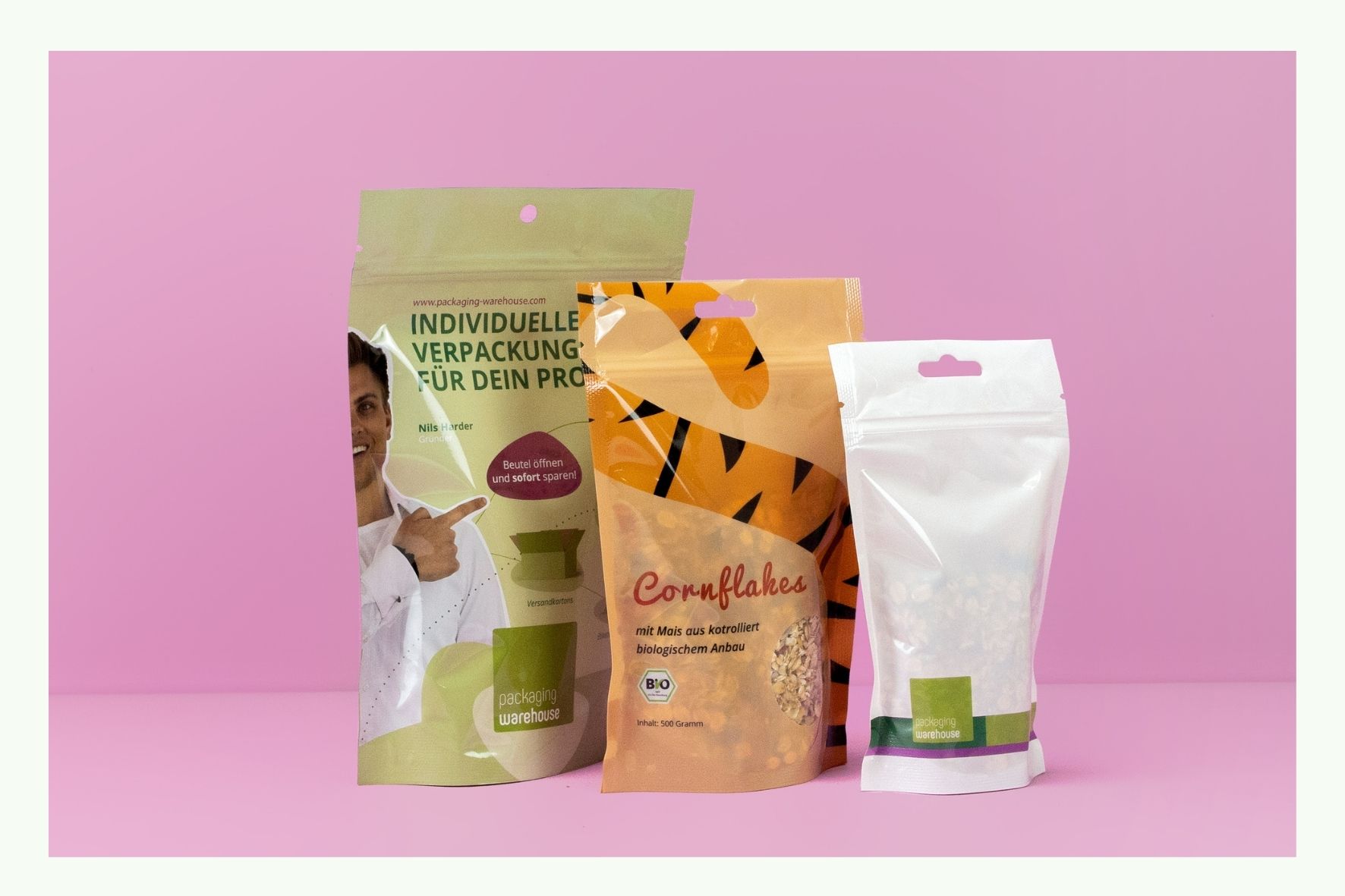 Vari buste stand-up colorate su sfondo rosa Vari buste stand-up colorate su sfondo rosa