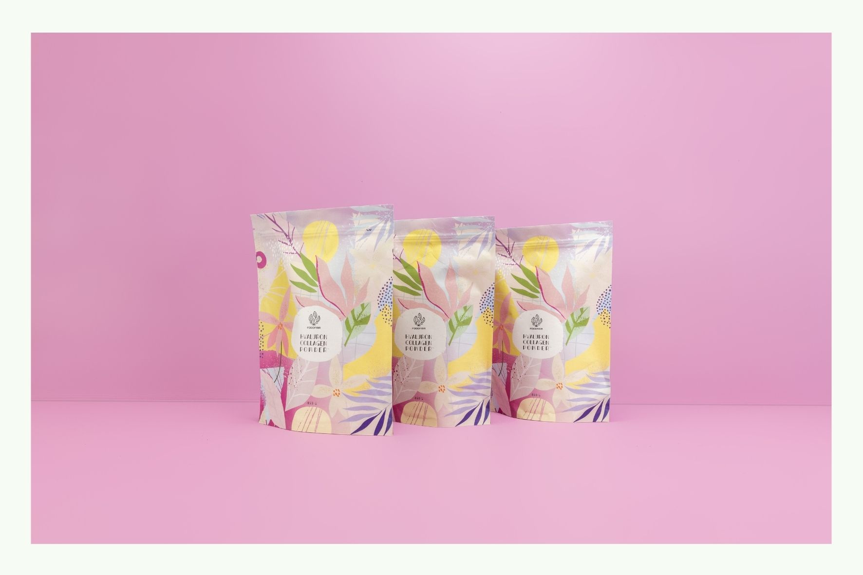 Quattro buste stand-up colorate con motivo vegetale su sfondo rosa Quattro buste stand-up colorate con motivo vegetale su sfondo rosa