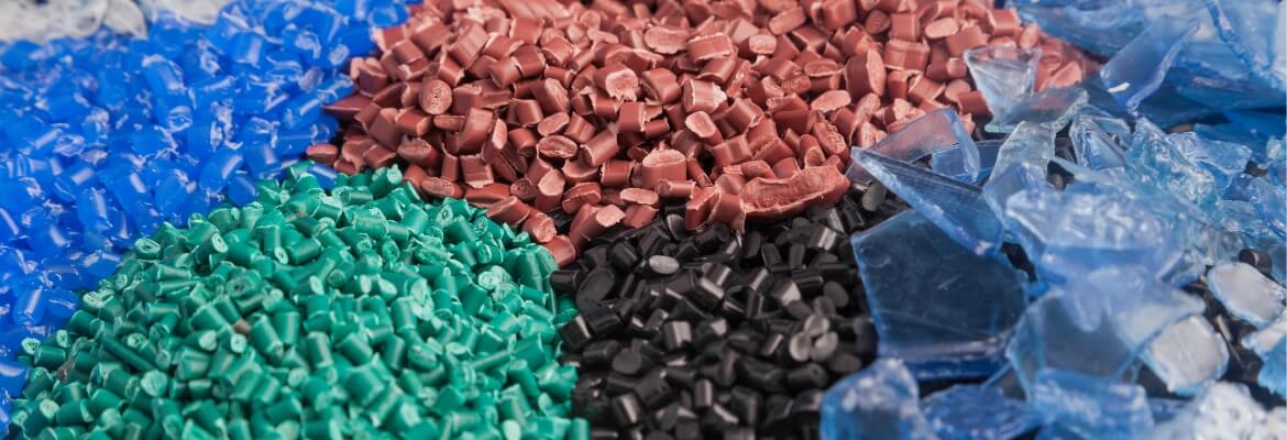 Bunte Kunststoffgranulate und Kunststoffstücke in verschiedenen Farben Bunte Kunststoffgranulate und Kunststoffstücke in verschiedenen Farben