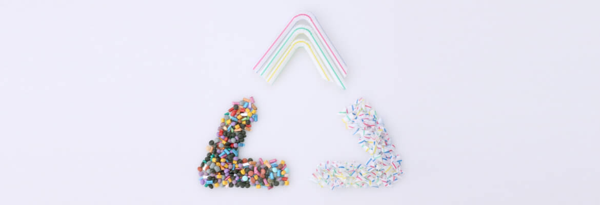 Recycling-Symbol aus bunten Kunststoffteilen geformt Recycling-Symbol aus bunten Kunststoffteilen geformt