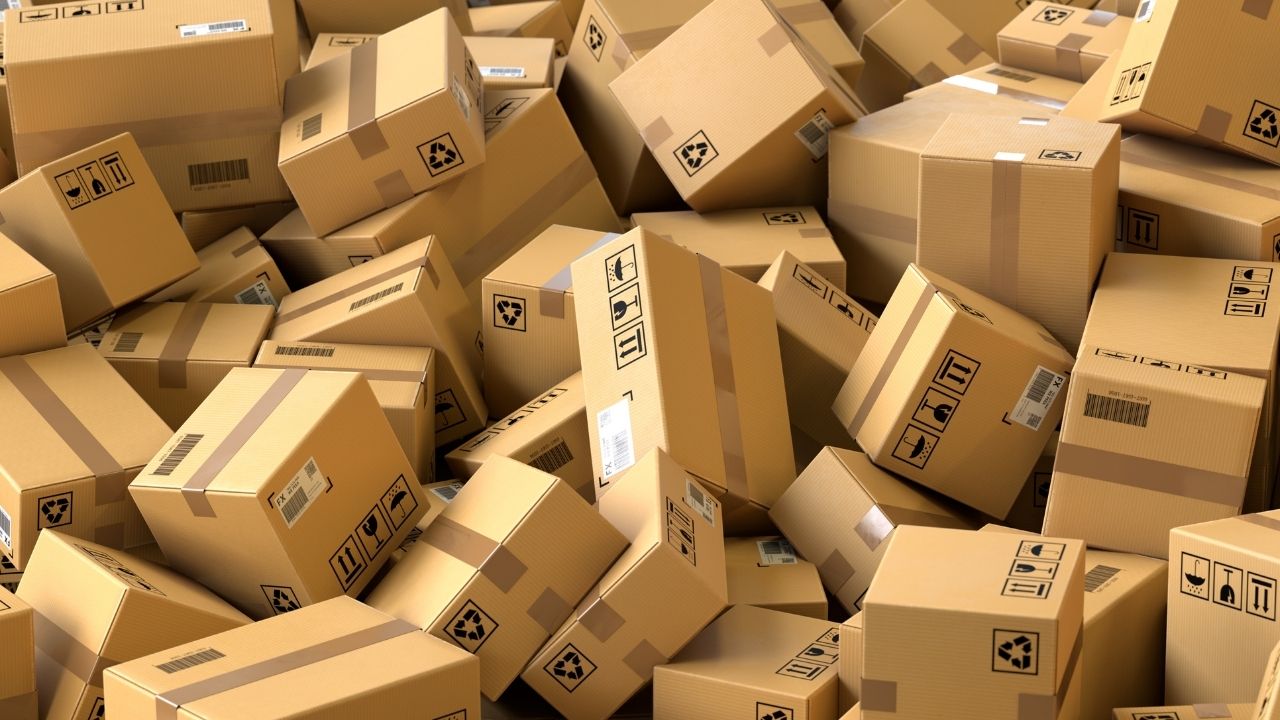 Versandkarton mit Klebeband Versandkarton mit Klebeband