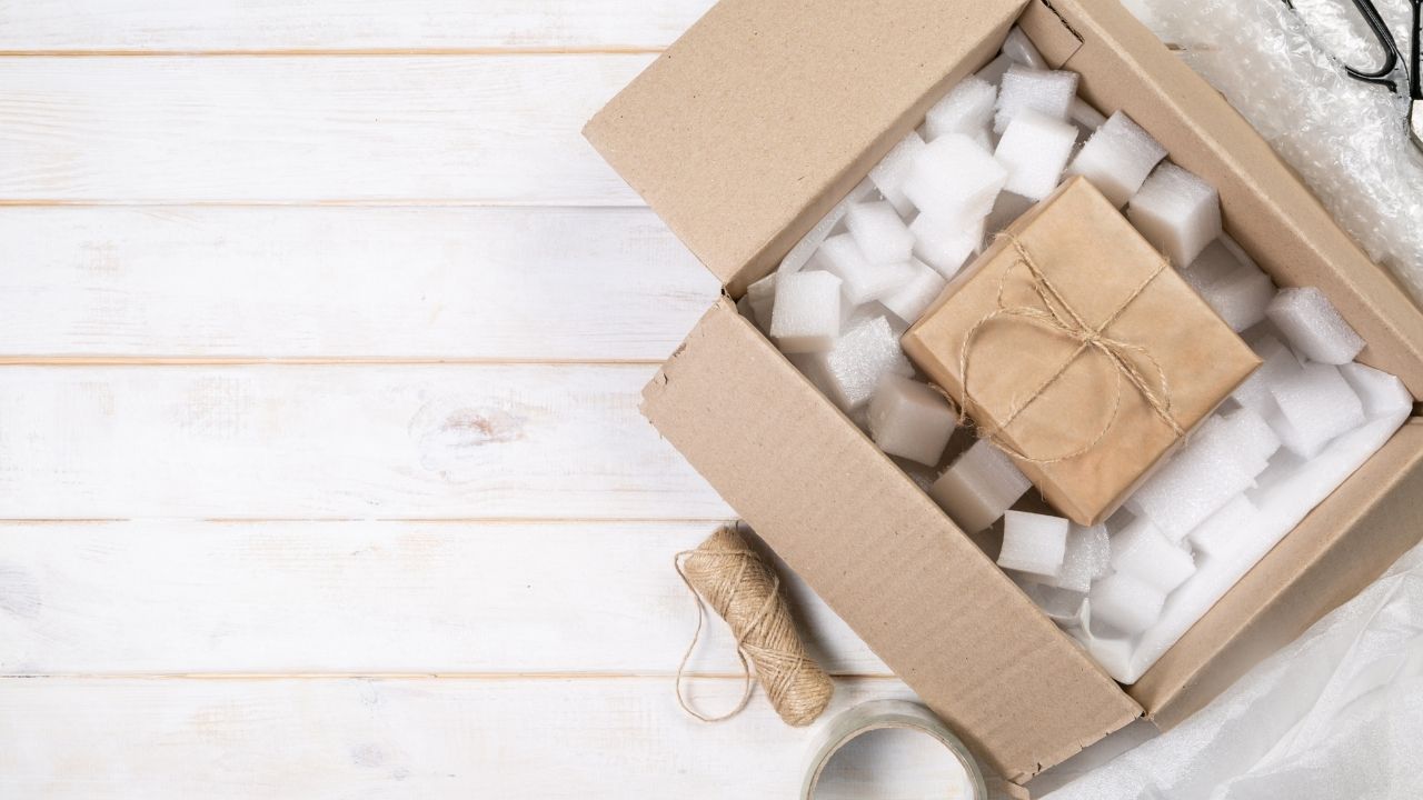 Versandkarton verschlossen in Papier Versandkarton verschlossen in Papier