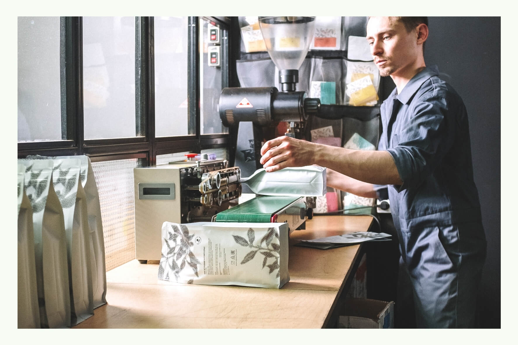 Uomo che utilizza una macchina per la lavorazione di scatole da imballaggio