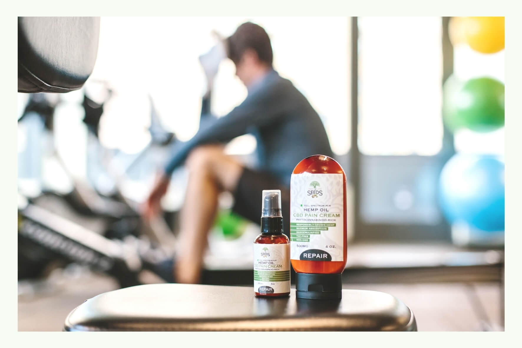 Bottiglia di bevanda con etichetta in primo piano in una palestra