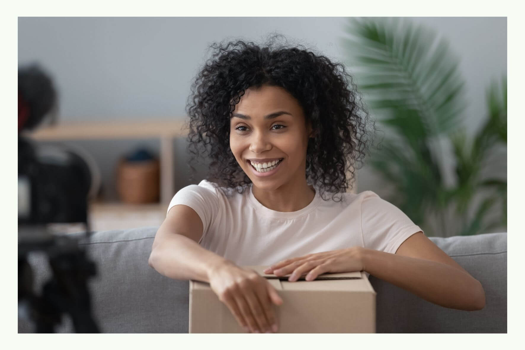 Frau mit Versandverpackung