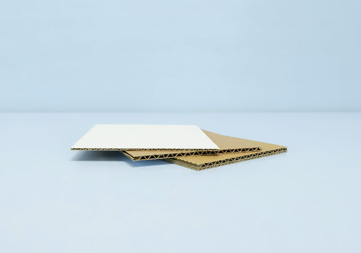 Kraftliner und Testliner in braun und weiß Kraftliner und Testliner in braun und weiß