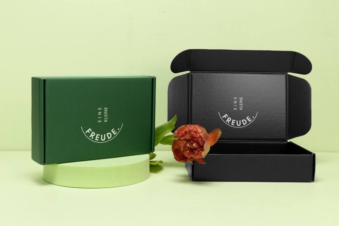 Verpackung vollflächig schwarz bedruckt Verpackung vollflächig schwarz bedruckt