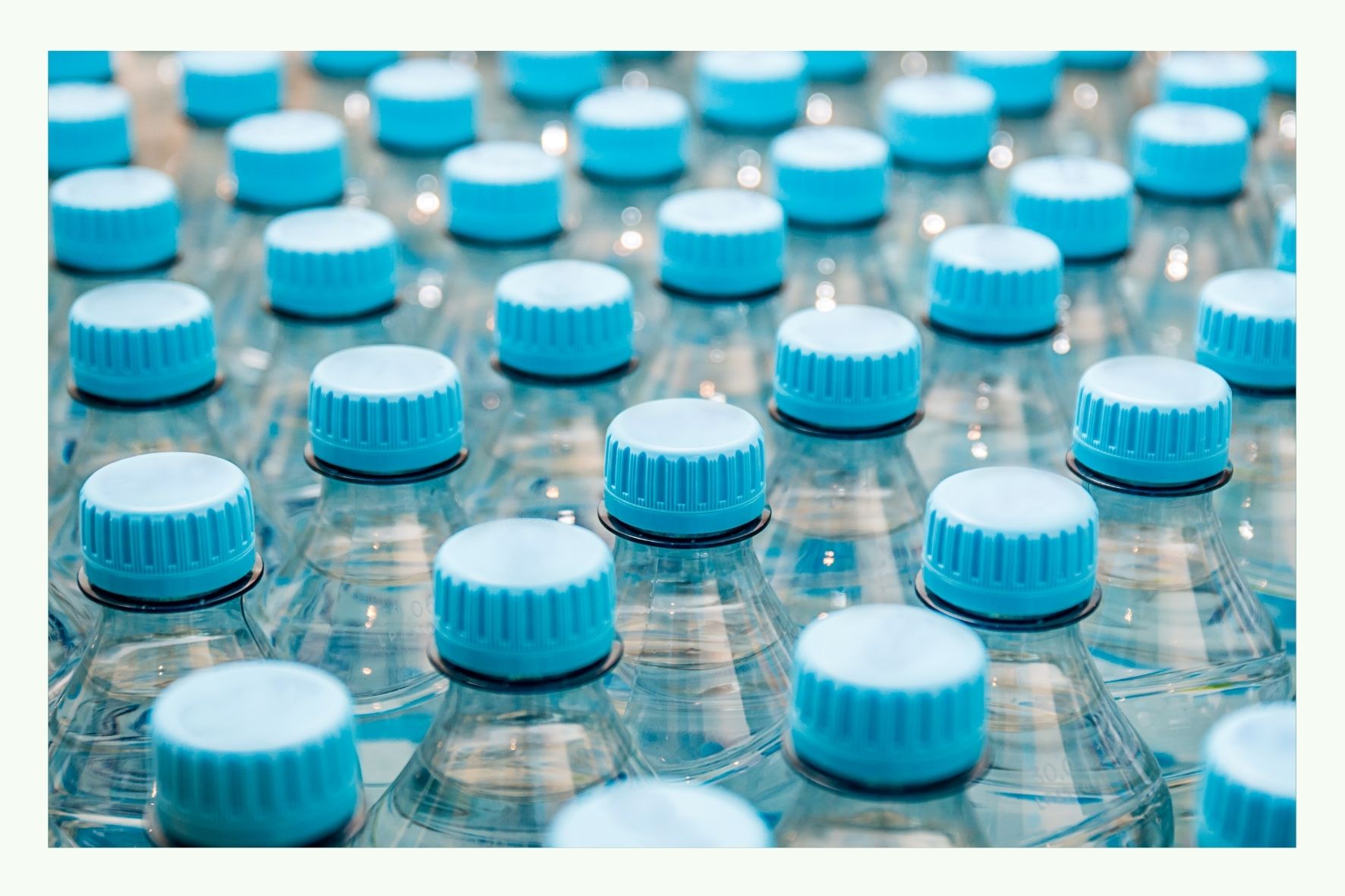 Blaue Kunststoffflaschen aneinandergereiht