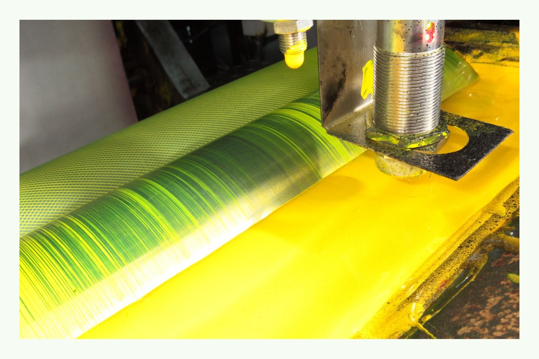 Primo piano di una macchina da stampa con inchiostro giallo sul rullo Primo piano di una macchina da stampa con inchiostro giallo sul rullo