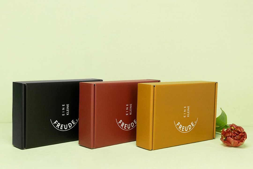 Diversi tipi di cartone con coperchio ribaltabile Diversi tipi di cartone con coperchio ribaltabile