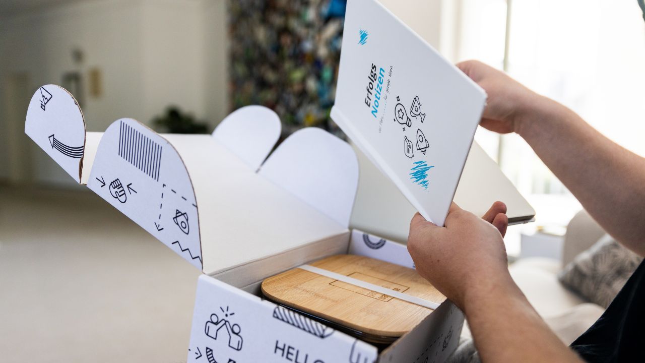 Kartons verschließen und Verpacken Kartons verschließen und Verpacken