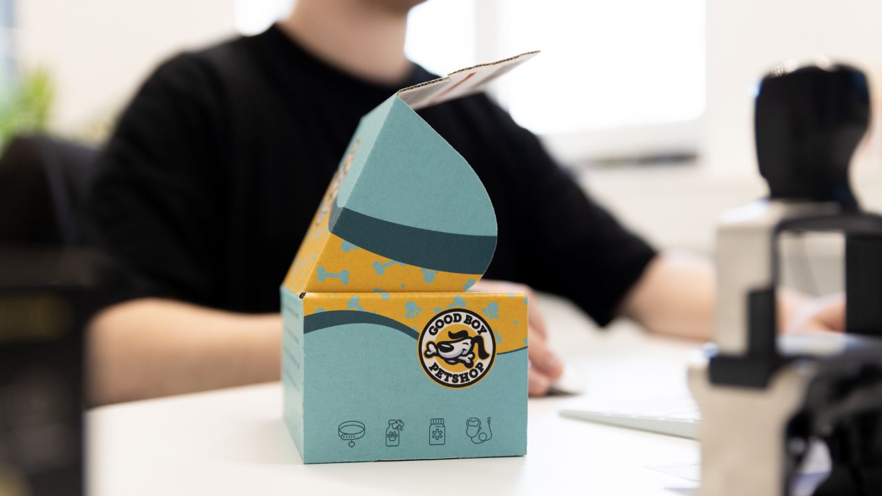 Scatola fustellata automontante con striscia adesiva Scatola fustellata automontante con striscia adesiva