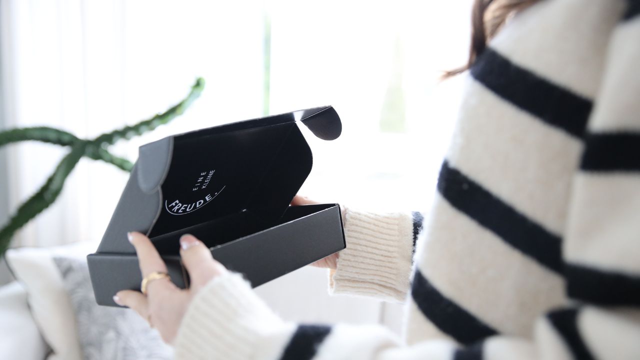 Scatola fustellata automontante stampata all'interno Scatola fustellata automontante stampata all'interno