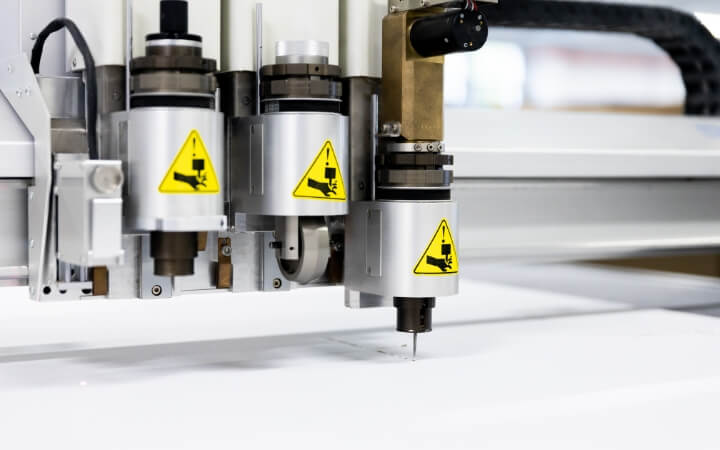 Produzione di fogli di cartone su un plotter Produzione di fogli di cartone su un plotter