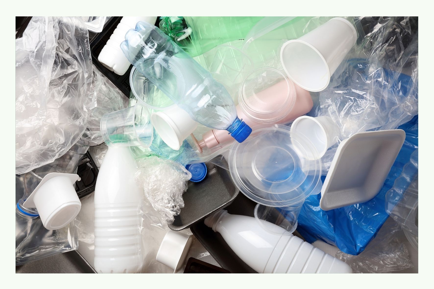 Verschiedene Plastikflaschen und Verpackungen im Mül